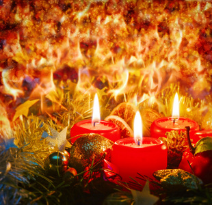 三支带有圣诞装饰的蜡烛。
