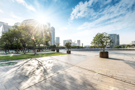 空的广场和现代建筑照片