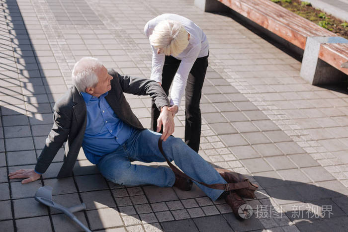 累了的老人跌倒在路上