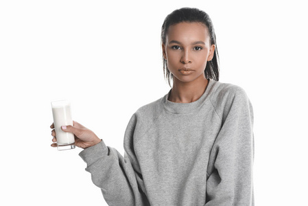 喝牛奶的年轻女子图片