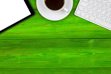 办公室的桌上副本空间。数字设备无线键盘 鼠标和平板计算机与空屏幕上绿色的木桌上杯咖啡，顶视图