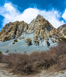 美丽的落基山脉在喜马拉雅阳光明媚的日子, 尼泊尔