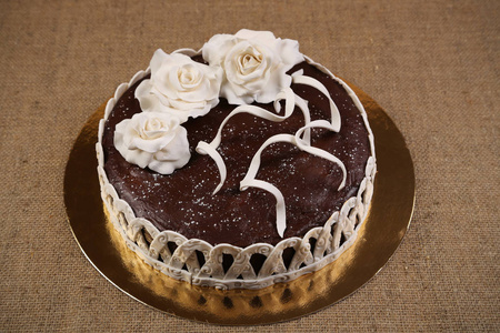 巧克力蛋糕装饰白色翻糖花图片