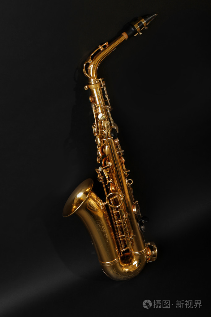 在黑色背景上的美丽金色萨克斯