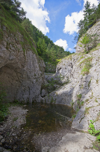 之间大岩石小水坑