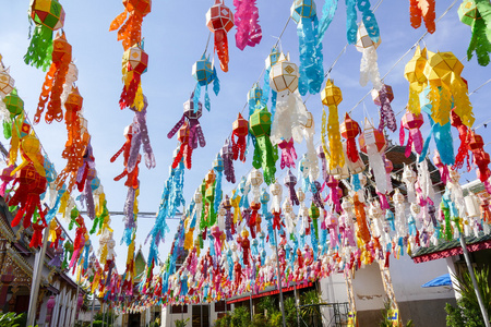 Yeepeng 节的五颜六色的纸灯笼装饰