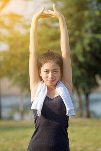 田径女子亚洲热身和年轻的女运动员，坐