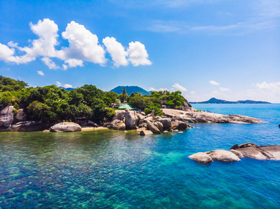 美丽的海景海滩和大海, 在苏梅岛的蓝天上的许多树和白云, 度假和旅游