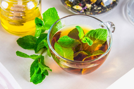 薄荷茶一杯, 一罐蜂蜜, cookie 在罐子里,在一张白纸照片