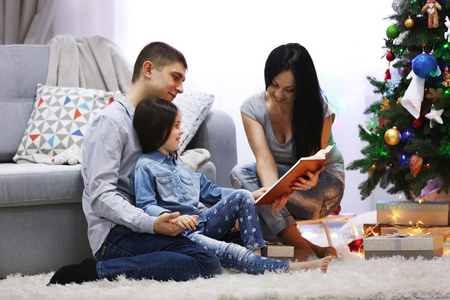 幸福的家庭，在圣诞节装饰房间里读的书