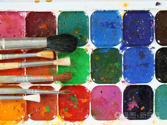 水彩颜料和画笔染色的水彩调色板