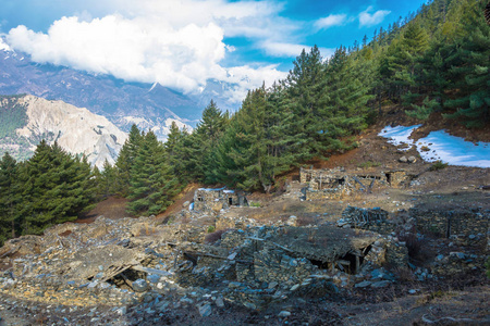 尼泊尔一个晴朗的日子, 在喜马拉雅山的一个古老村庄的废墟