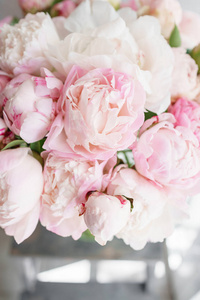 可爱的花在玻璃花瓶里。美丽的白色和粉红色的牡丹花束。花的成分, 日光。夏日壁纸。粉彩色