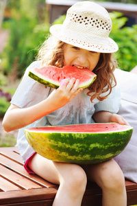 快乐女孩吃西瓜图片
