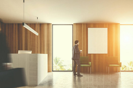 商务人士在一个白色的接待台附近站在一个现代化的公司办公室与木墙和白色地板。一个框架海报。3d 渲染模拟色调图像双曝光模糊