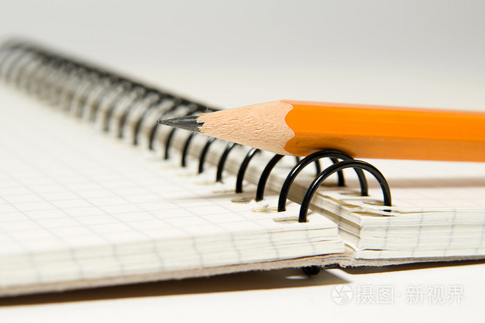 干净的白纸和铅笔在白色