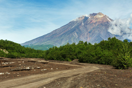 干河沿岸至堪察加半岛上的火山 Koryaksky 3456 万路