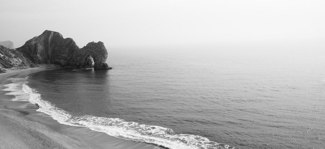 和平的黑色和白色 Durdle 门，拉尔沃思湾景观