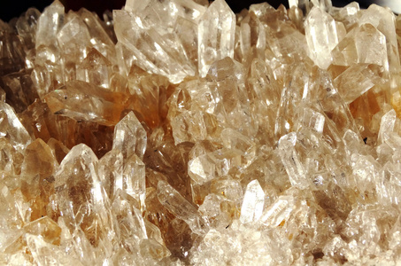 明确的岩石水晶石英晶洞地质晶体