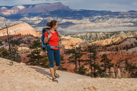 徒步旅行者访问在美国犹他州布莱斯峡谷国家公园