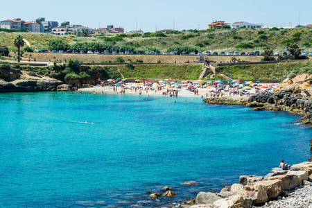 在夏季阳光明媚的日子里, 在波尔图的撒丁岛海滩上, 豪华的拥挤的景色