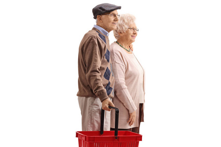 老夫妇与一个空的购物篮孤立的白色背景
