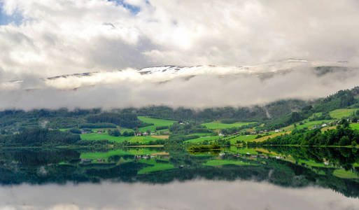 美丽的山水风光景色的挪威，绿色风景的小山和山在阴天