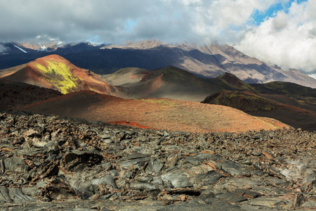 奇克后上背景 Plosky 和奥斯奇克， Klyuchevskaya 组 2012 年喷发, 熔岩场