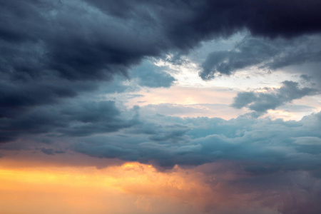 穿过乌云的光线照片