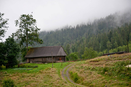 山里的木屋。晨雾