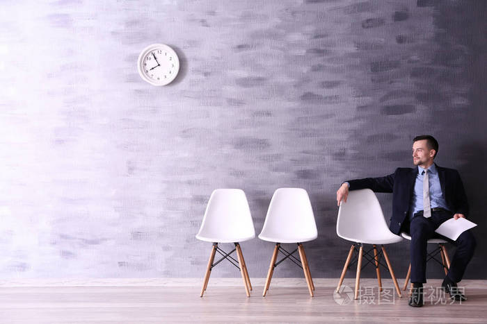 在接待室等候面试的年轻人