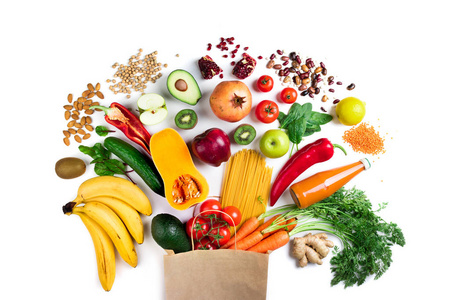 健康的素食食品在纸袋面食, 蔬菜和水果的白色顶部的看法.