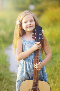 吉他的漂亮女孩
