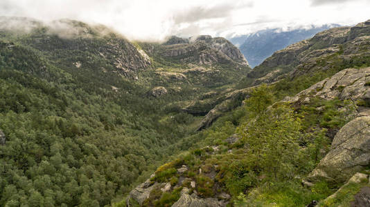 远足径上 preikestolen，在距离峡湾 Lysefjor