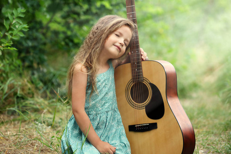 吉他的漂亮女孩