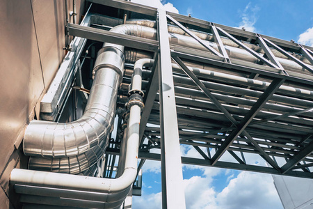 集团厂区热管水冷空气通风输送金属管道在大厦之间照片