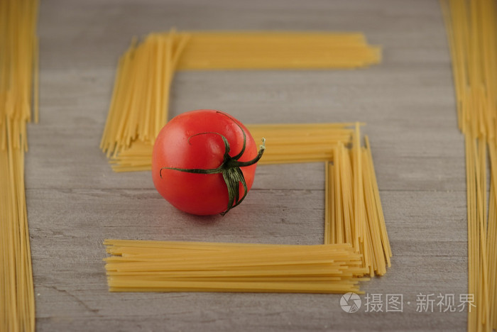 在形式的字母s和一个红色的西红柿面条