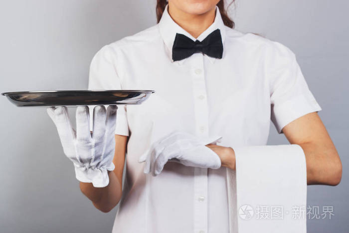 女服务员手里拿着一托盘