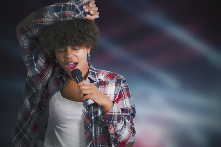 带麦克风唱歌的女孩照片