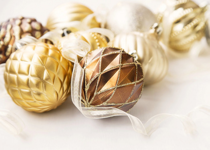 金色圣诞树饰品精致球与丝带