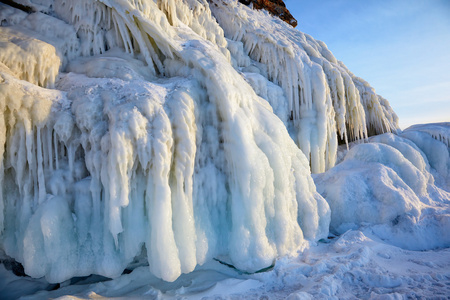 岩石被冬天 Baikail 湖上的冰覆盖着