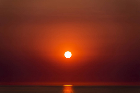 美丽的日落在地中海与圆的太阳夏天在西西里岛, 意大利