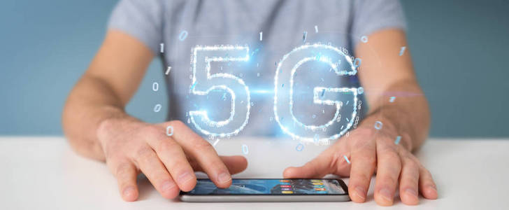 在模糊背景下的商人使用5g 网络数字全息图3d 渲染