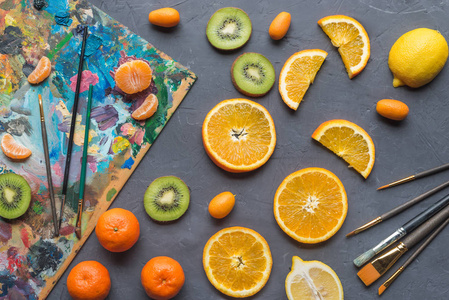 柑橘类水果调色板和艺术画笔灰色背景