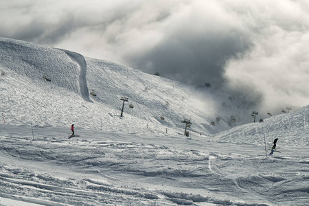 在云上南坡 Aibga 脊的西方高加索在罗莎  德鲁日高山度假村滑雪场