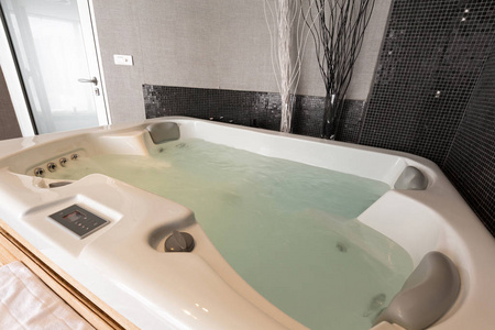 在酒店水疗中心按摩浴照片