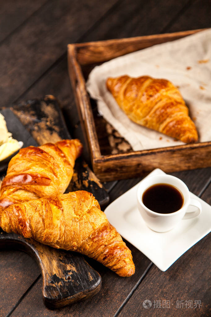 新鲜的黄油牛角包