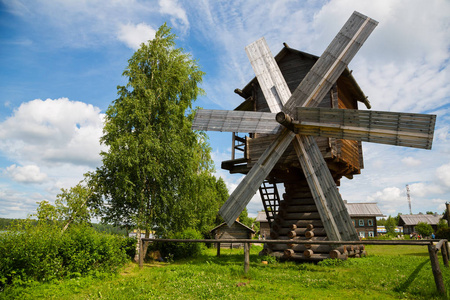在农村的俄罗斯古老的木制风车