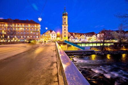 Mur 河和格拉茨城市风景晚上风景, Steiermark 地区奥地利