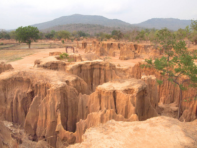 拉鲁公园在 Sakaeo 省，泰国，由于土壤侵蚀产生了陌生人的形状